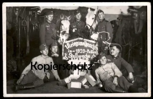 ALTE FOTO POSTKARTE POSEN 1. KRIEGSWEIHNACHT 1939 STALLWACHE SOLDATEN PFERDE SCHIMMEL Poznan Polska cpa photo postcard