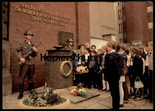 ÄLTERE POSTKARTE BERLIN GEDENKSTÄTTE FÜR DEN VON WESTBERLINER BANDITEN ERMORDETEN REINHOLD HUHN Ansichtskarte postcard