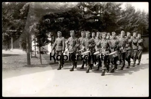 ALTE POSTKARTE MARSCHIERENDE SOLDATEN Soldat Trommel Trommler Querflöte transverse flute drums soldiers soldier postcard