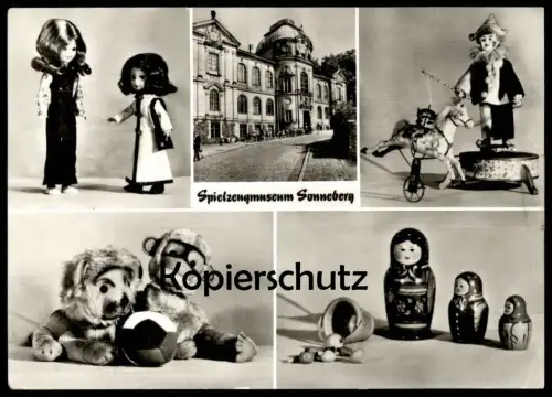 ÄLTERE POSTKARTE SPIELZEUGMUSEUM SONNEBERG THÜRINGEN PUPPE SPIELZEUG AFFE LÖWE STOFFTIER CLOWN HARLEKIN MATRUSCHKA AK