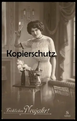 ALTE POSTKARTE FRÖHLICHES NEUJAHR SEKT PROSIT FRAU SEKTKÜHLER HUFEISEN RATTAN woman Alkohol cpa postcard Ansichtskarte