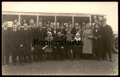 ALTE FOTO POSTKARTE PERSONENGRUPPE VOR BUS OMNIBUS AUTOBUS OLDTIMER AUSFLUG UNBEKANNTER ORT AK cpa photo postcard