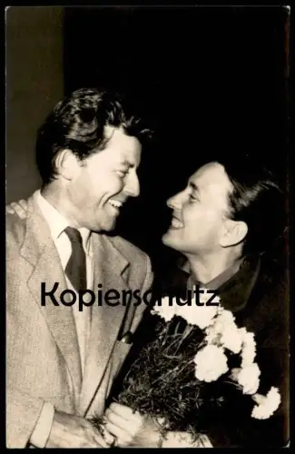 ALTE POSTKARTE GÉRARD PHILIPE UND ELFRIEDE FLORIN FILM-SCHAUSPIELER SCHAUSPIELERIN NELKEN FOTO PUHLMANN acteur postcard