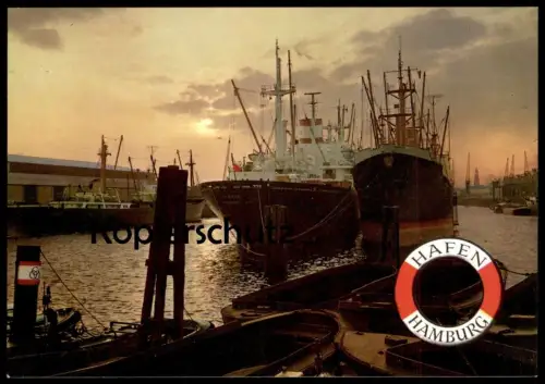 ÄLTERE POSTKARTE HAMBURG IM HAFEN AM ABEND SCHIFF FRACHTSCHIFF harbour port cargo ship postcard Rettungsring AK cpa