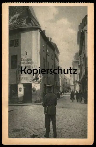 ALTE POSTKARTE RIGA IN DEUTSCHER HAND STRASSE IN DER ALTSTADT SOLDAT POLIZIST GESCHÄFT TABAK Lettland Latvia AK postcard