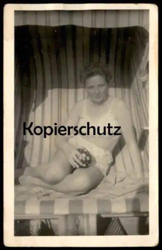 ALTE FOTO POSTKARTE FRAU IN BADEANZUG STRANDKORB dress bathing costume girl woman femme Mode postcard AK cpa photo