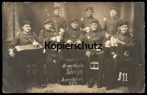 ALTE POSTKARTE KRIEGSSCHULE DANZIG AKKORDEON BIERKRUG SEIDEL beer mug Bier Soldat Uniform accordion accordéon Gdansk