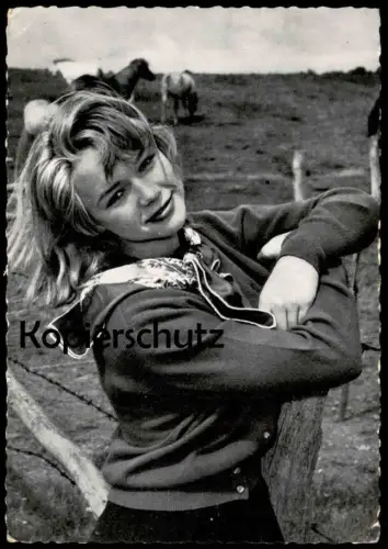 ALTE POSTKARTE MARION MICHAEL FILM-SCHAUSPIELERIN VOR PFERDEWEIDE PFERDE WIESE actress acteur actrice Foto postcard AK