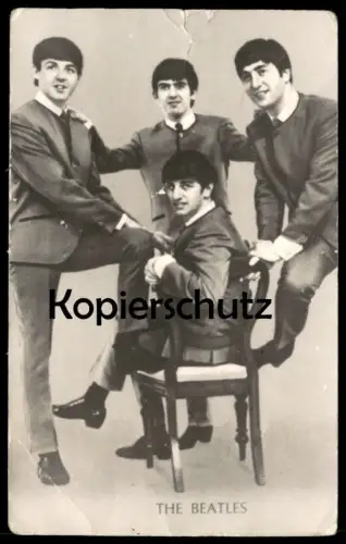 ALTE KARTE THE BEATLES MUSIK BAND RINGO STARR PAUL MCCARTNEY JOHN LENNON GEORGE HARRISON STUHL Foto Photo AK postcard