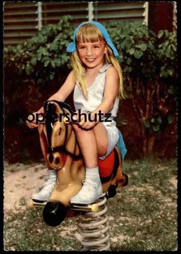 ÄLTERE POSTKARTE MÄDCHEN AUF FEDERWIPPE PFERD SCHAUKELPFERD SPIELPLATZ WIPPE Kind playground girl enfant child postcard