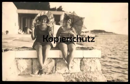 ALTE FOTO POSTKARTE MÄDCHEN FRAUEN SCHIRM FRAU KLEID MODE femme woman costume swimsuit maillot umbrella parapluie photo