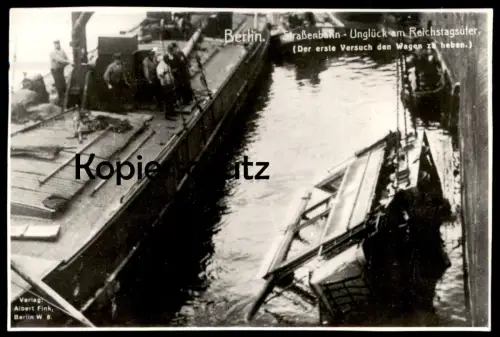 ÄLTERES REPRO FOTO BERLIN STRASSENBAHN UNGLÜCK AM REICHSTAGSUFER VERSUCH WAGEN ZU HEBEN BERLIN ARCHIV FOTO RIECHEL photo