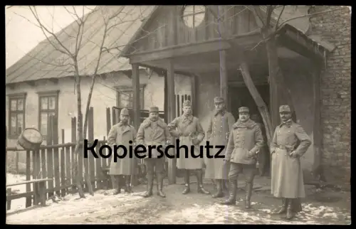 ALTE FOTO POSTKARTE MILITÄR SOLDATEN VOR EINEM HAUS BAUERNHAUS UNIFORM Soldat soldiers photo cpa Ansichtskarte postcard