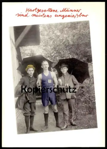 ÄLTERE POSTKARTE HARTGESOTTENE MÄNNER SIND MEISTENS UNGENIESSBAR HUMOR HUT SPORT REGENSCHIRM Schirm umbrella parapluie
