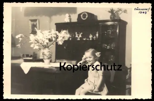 ALTE FOTO-POSTKARTE DÜSSELDORF 1943 WOHNZIMMER MÄDCHEN KIND UHR PORZELLAN-FIGUR VASE VITRINE Ansichtskarte cpa photo