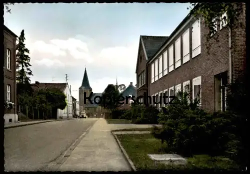 ÄLTERE POSTKARTE NIEDERKRÜCHTEN DR.-LINDEMANN-STRASSE MIT SCHULE UND KIRCHE Ansichtskarte cpa AK postcard