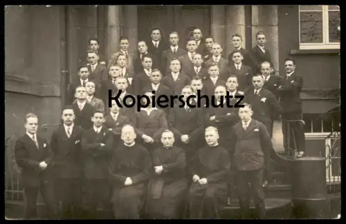 ALTE FOTO POSTKARTE NIEDERKASSEL AM RHEIN FEIERLICHKEIT MÄNNER PRIESTER VOR GEBÄUDE SCHULE Ansichtskarte photo postcard