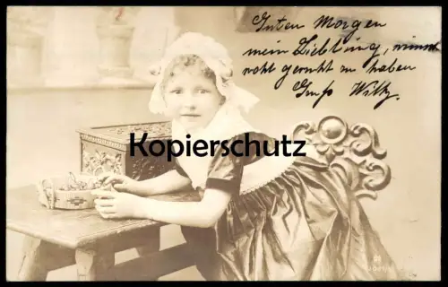 ALTE POSTKARTE MÄDCHEN MIT KORB TRUHE girl fille Kind child cpa postcard AK Ansichtskarte