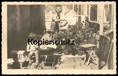 ALTE FOTO-POSTKARTE HINTERHOF MÄDCHEN KIND MUTTER KINDERWAGEN PUPPE PFLANZEN BLUMEN GIESSEN FENSTER AK cpa photo