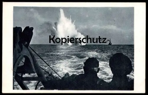 ALTE POSTKARTE VON DER ARBEIT DER MINENSUCHBOOTE ZWEI MINEN DETONIEREN DETONATION MARINE Kriegsschiff warship postcard