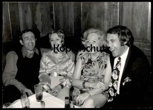 ÄLTERES FOTO FREUNDE FEIER EHEPAAR COCA COLA FLASCHE FEUERZEUG KRAWATTE ALKOHOL necktie coke bottle lighter Photo