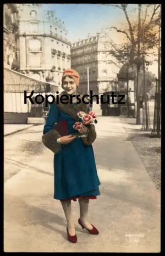 ALTE POSTKARTE FRAU MIT ROSEN IN PARIS WOMAN FEMME FILLE MISS MÄDCHEN PHANTASIE KITSCH cpa art postcard AK Ansichtskarte