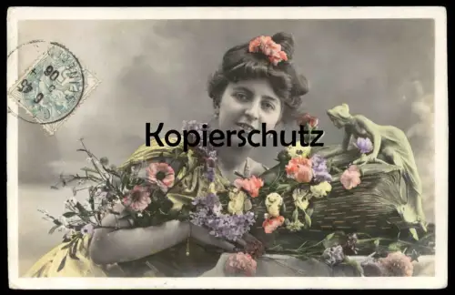 ALTE POSTKARTE FRAU MIT BLUMEN & SKULPTUR ELFE WOMAN FEMME FILLE MISS MÄDCHEN PHANTASIE KITSCH cpa postcard AK