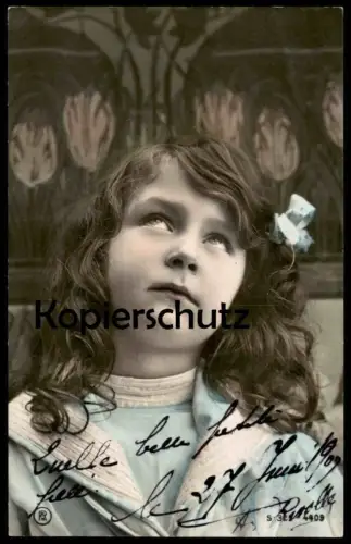 ALTE POSTKARTE KIND MÄDCHEN BLICKT NACH OBEN femme enfant child girl Ansichtskarte postcard cpa