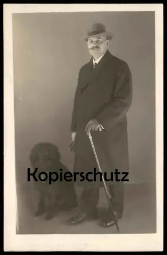 ALTE FOTO POSTKARTE ELEGANTER MANN GROSSPUDEL PUDEL GEHSTOCK HANDSCHUHE HUND AMERICAN PHOTO BERLIN