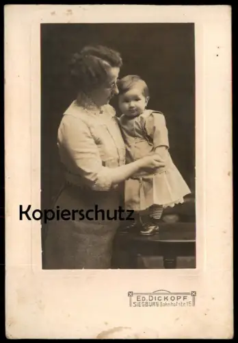 ALTES KABINETTFOTO KLEIN DITTI IHRER TREUEN BESCHÜTZERIN MARTHA FOTOGRAF DICKOPF SIEGBURG 29.07.1913 NAMENSTAG CDV CAB