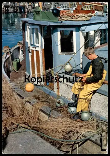 ÄLTERE POSTKARTE FISCHERJUNGE NETZ FISCHERNETZ FISCHER ÖLHOSE fishing Ansichtskarte cpa postcard