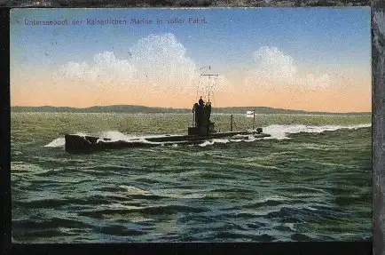 Unterseeboot in voller Fahrt