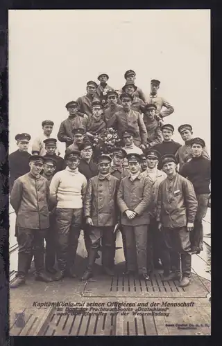 Kapitän König mit seinen Offizieren und seiner Mannschaft 