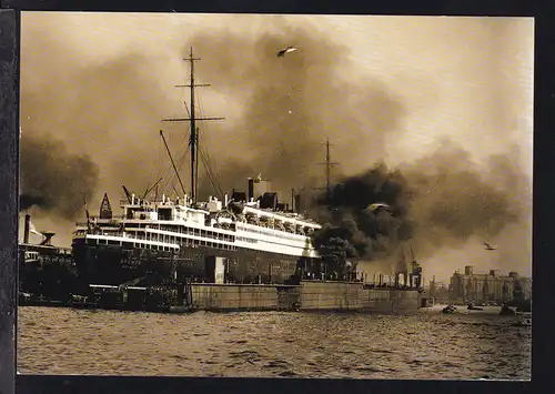 Dampfer "Bremen" im Dock, Repro