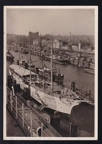 Dreimastbark "Hein Godenwind" als schwimmende Jugendherberge im Hamburger Hafen