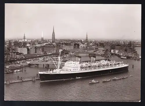 Dampfer "Hanseatic" ab der Überseebrücke in Hamburg