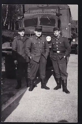 Originalfoto 9x14 cm 3 Soldaten der NVA vor Funkstation SIL 157