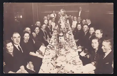 Hitler mit Aufdruck"OSTLAND" 12 Pfg. auf Foto-AK (Familienfeier) 