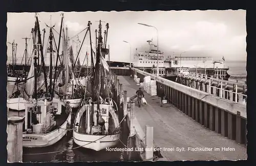 Nordseebad List auf der InselbSylt Fischkutter im Hafen