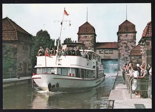 MS "Helena" in der Schachtschleuse zwischen Mittellandkanal und Weser