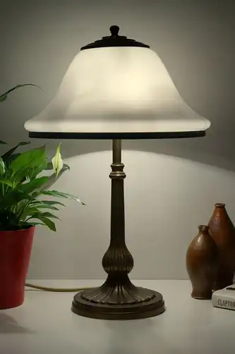 Schlicht elegante original Jugendstil Schreibtischlampe Messing Opalglas