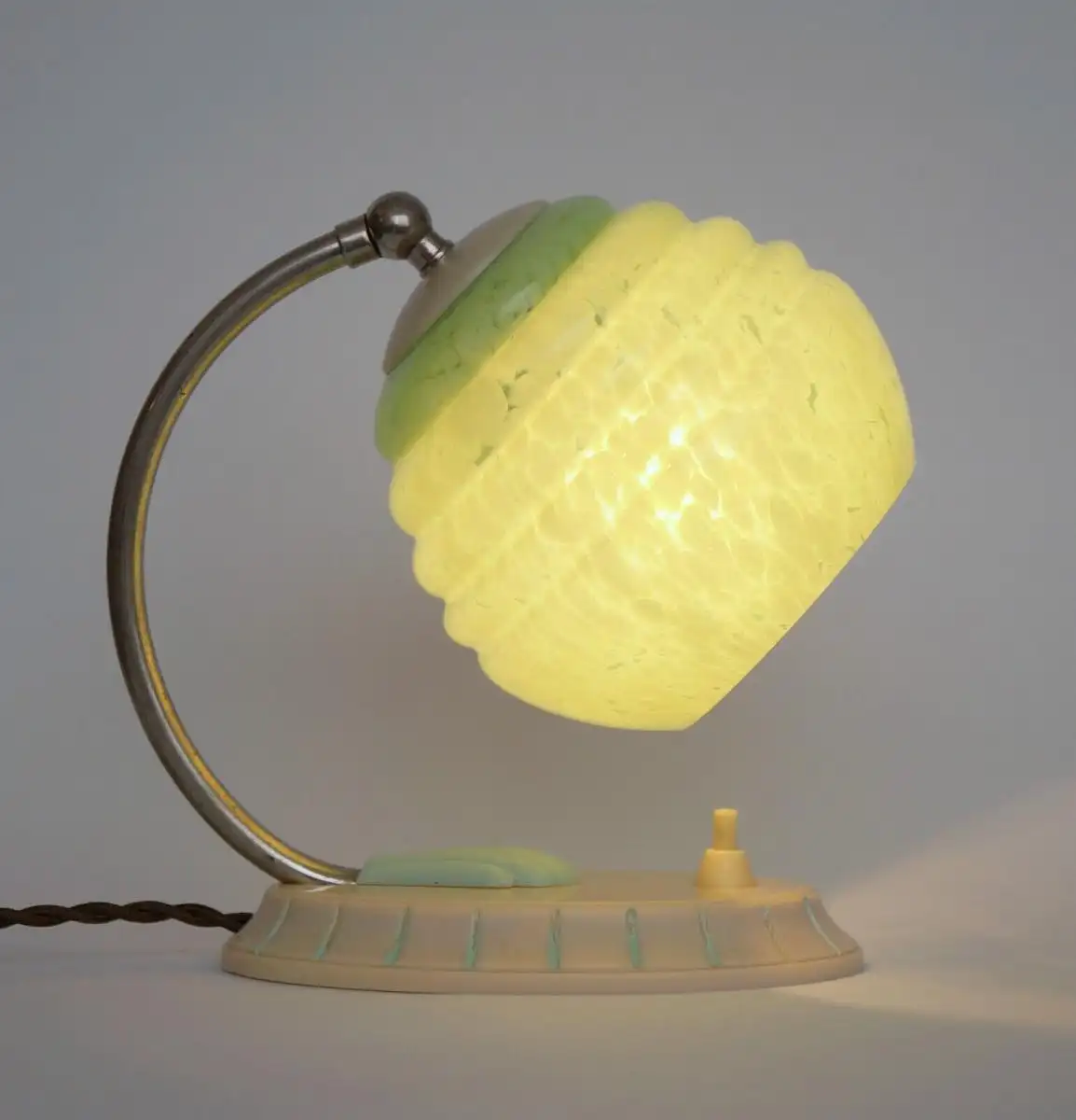 Art Deco Nachttischlampe DDR 1950er Synthetex zierlich Wandlampe Rockabilly