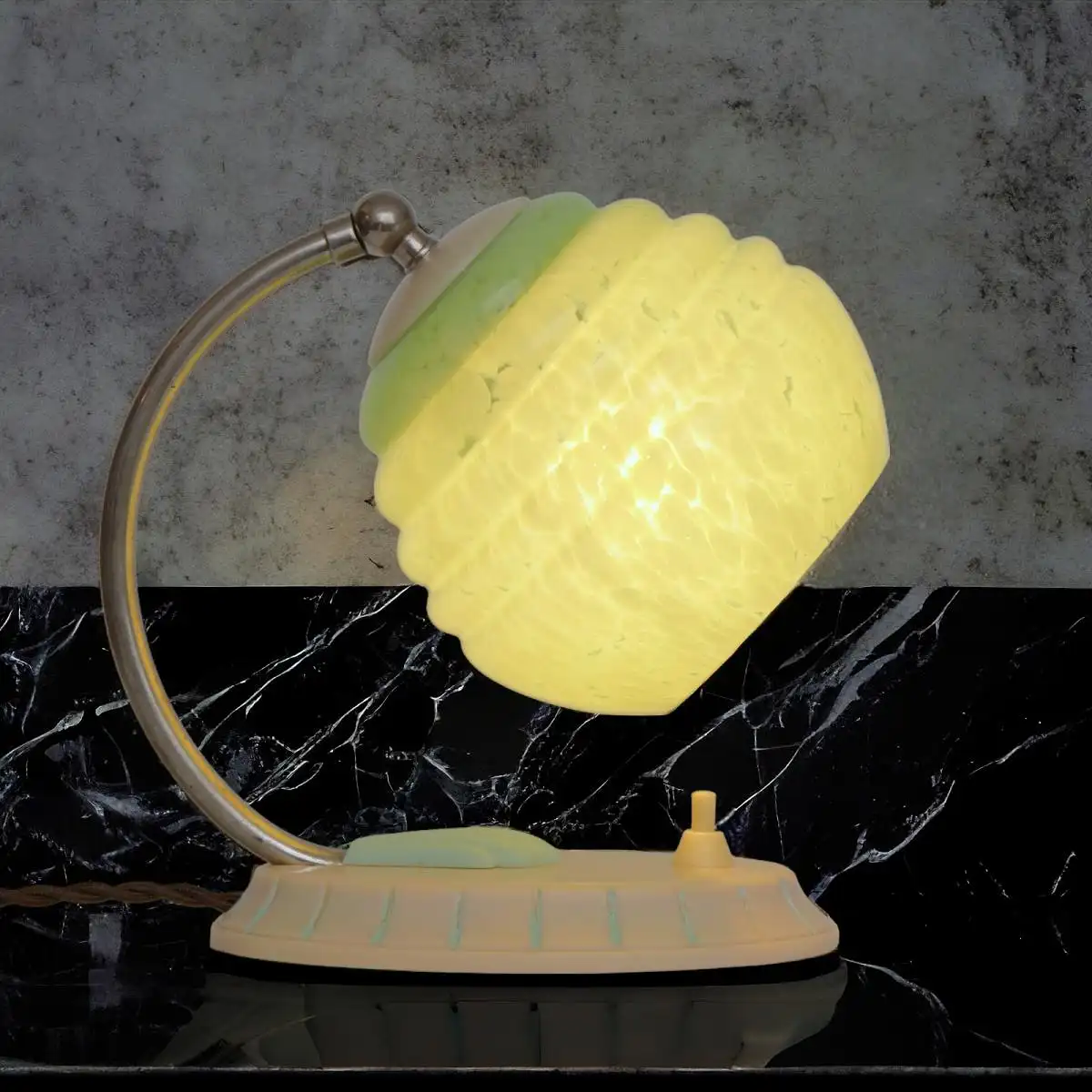 Art Deco Nachttischlampe DDR 1950er Synthetex zierlich Wandlampe Rockabilly