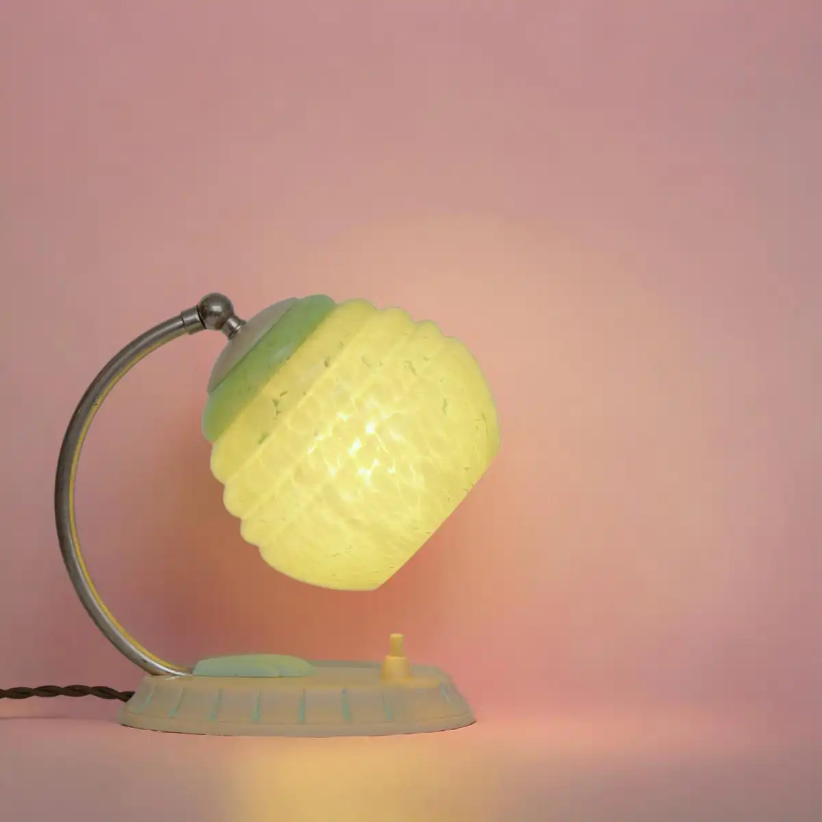 Art Deco Nachttischlampe DDR 1950er Synthetex zierlich Wandlampe Rockabilly