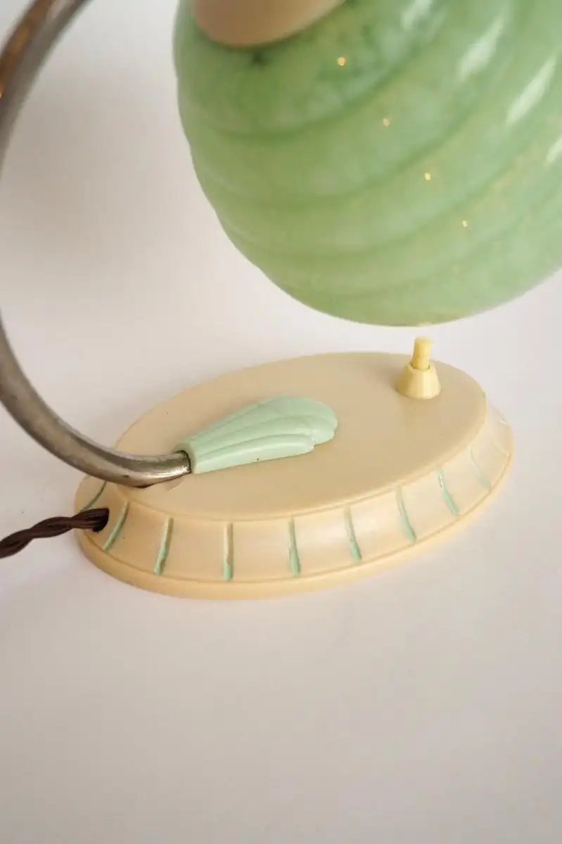 Art Deco Nachttischlampe DDR 1950er Synthetex zierlich Wandlampe Rockabilly