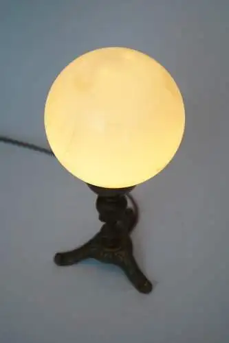 Zierliches Jugendstil Lämpchen "SMALL WORLD" Tischleuchte Unikat Messinglampe