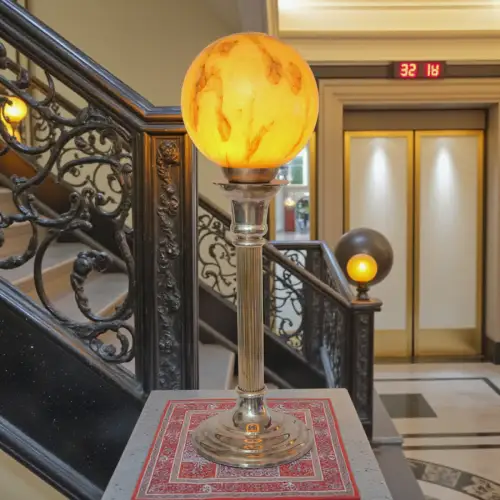 Sehr elegante Art Déco Tischleuchte "FLORIS GLOBE"  Unikat Messinglampe Berlin