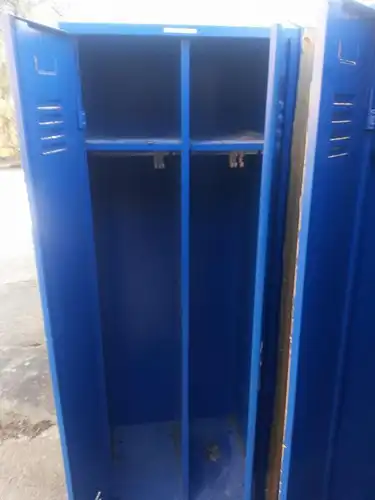 6 Spinde
strahlendes blau
Grundkonstruktion intakt, leichte Gebrauchsspuren
Doppeltüren
