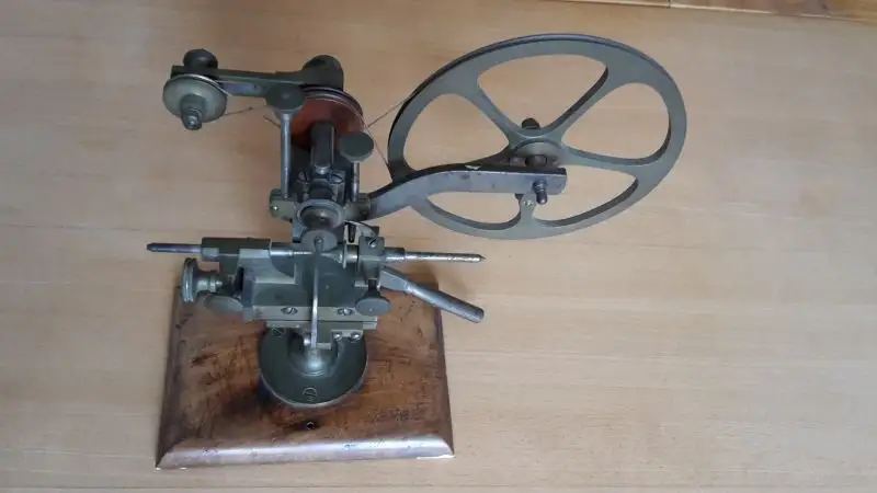 Uhrmacher-Zahnradbearbeitungsmaschine antik 0