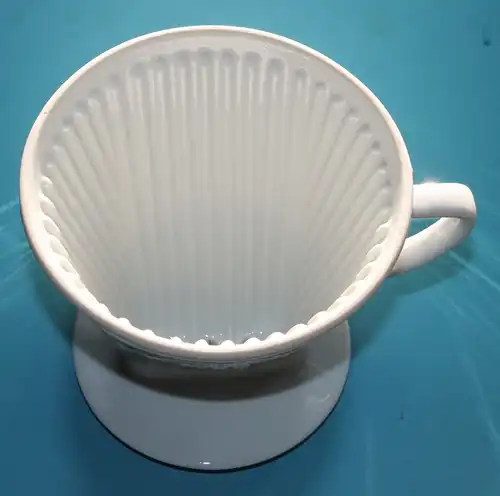 07) Großer Melitta Filter 103 . Porzellanfilter . 3-Loch-Version